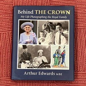 Behind the Crown : Royal Family Photography by Arthur Edwards - hardcover